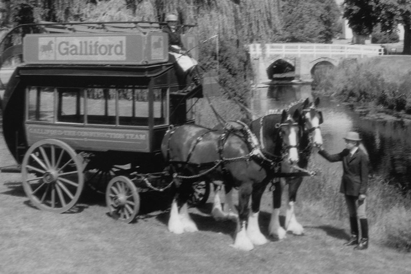 old image of horse and carriage 