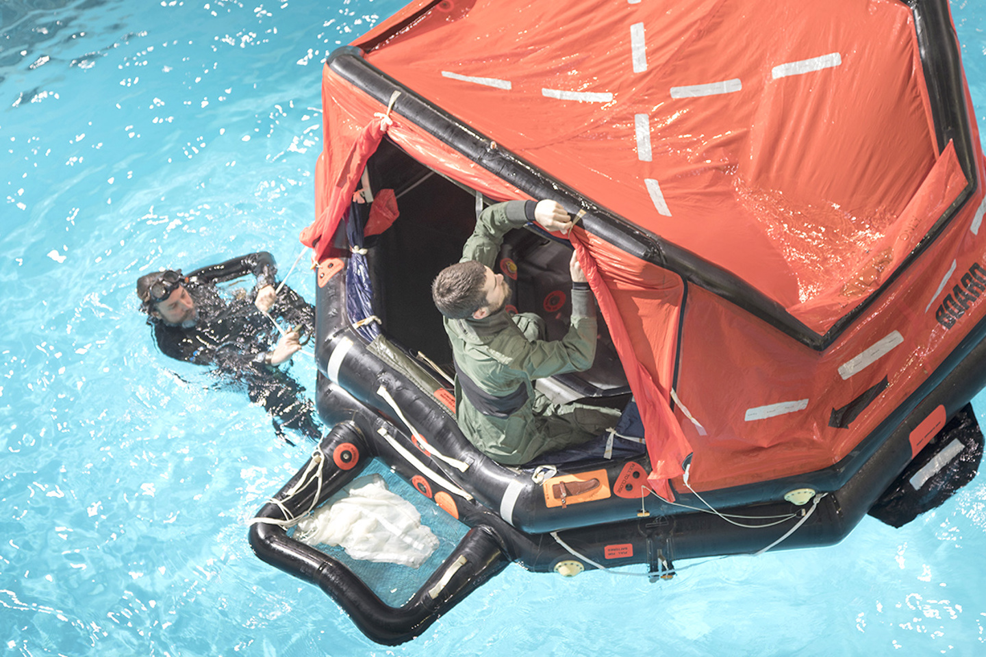 inflatable life raft 