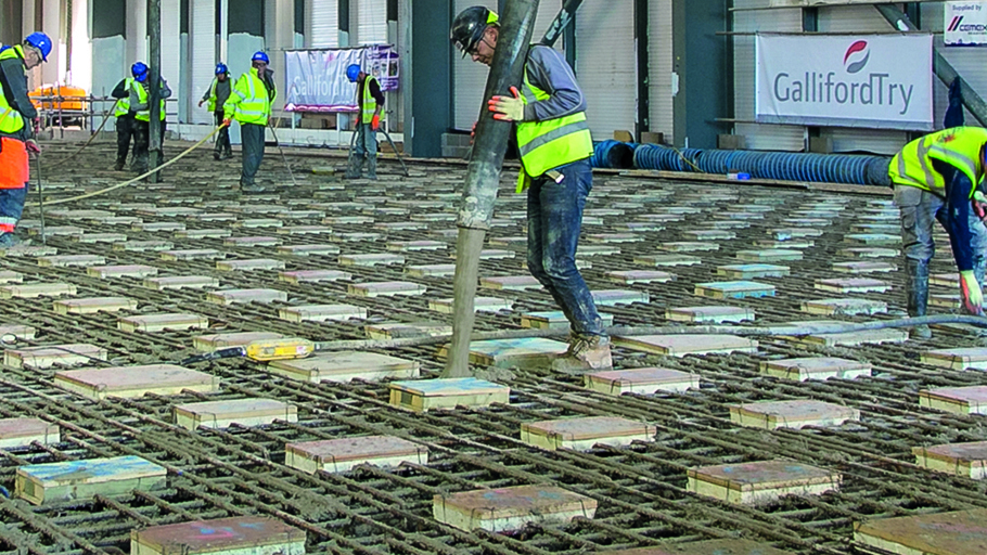 operatives pouring concrete 